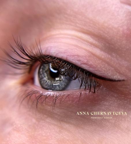 Lash line eyeiner